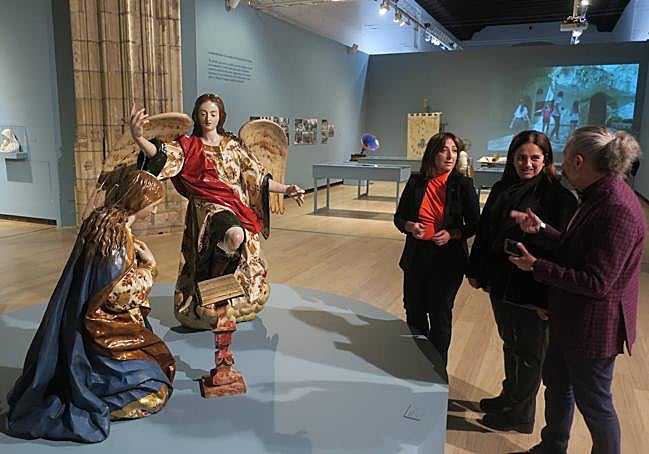 La vicerrectora Margarita Sánchez, Luisa Bellido y Mateo Arias ante 'La Anunciación'.