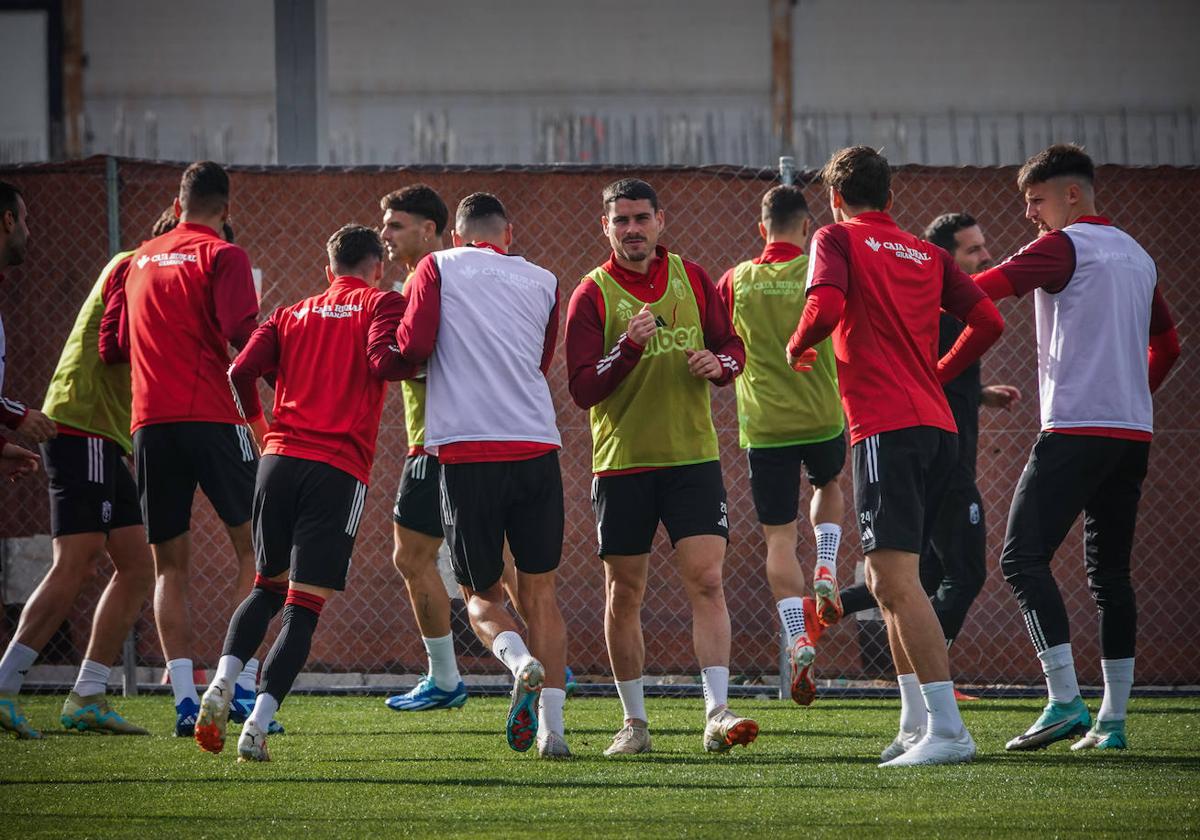 El cántabro Sergio Ruiz, entre varios compañeros, durante un entrenamiento.