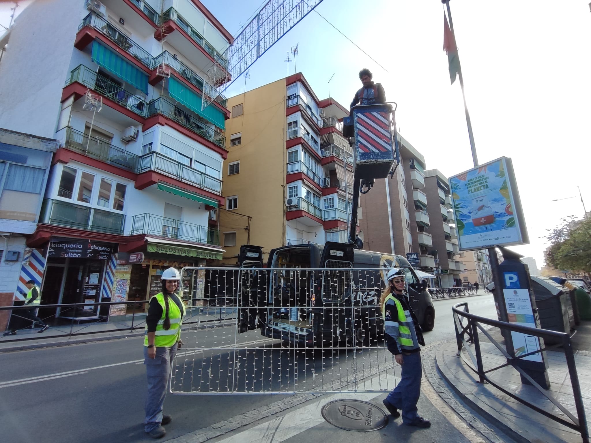 Desirée y Rosalía en sus labores de montaje de la iluminación navideña de la Avenida de Dílar.