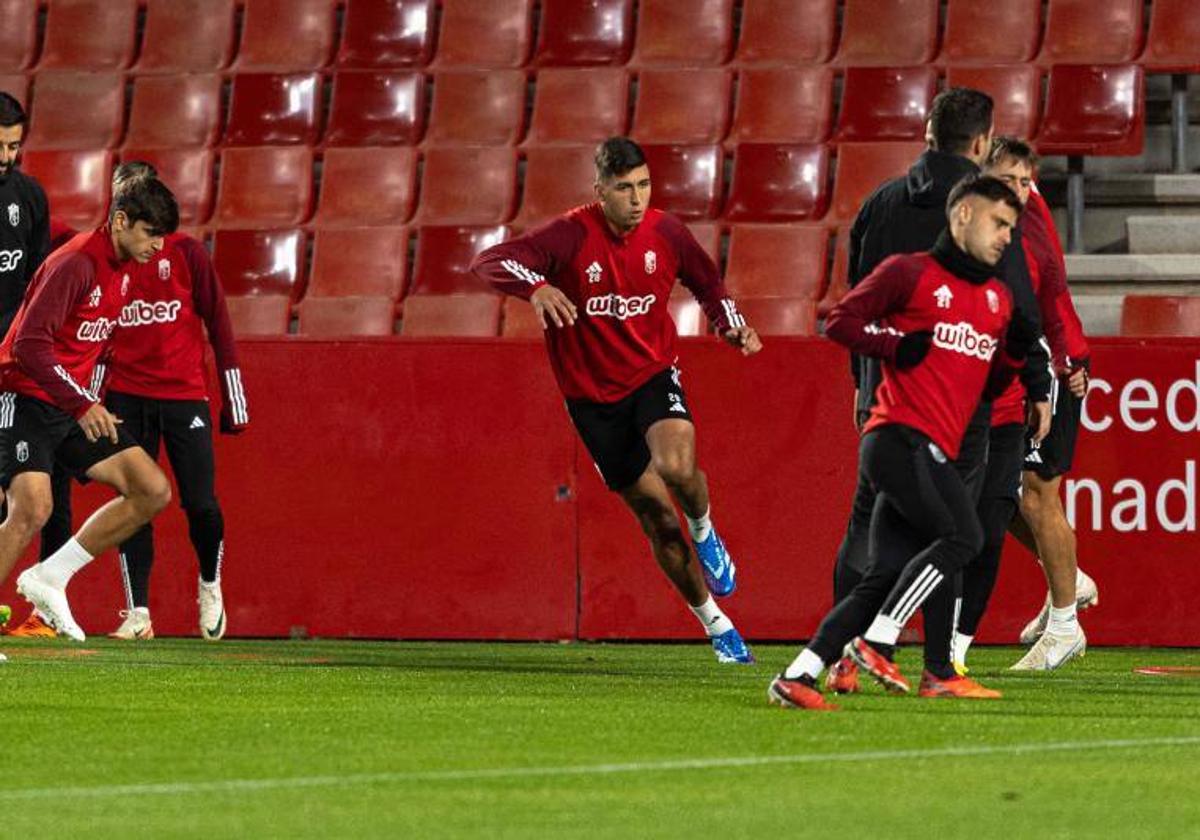 Calentamiento previo al último entrenamiento del equipo.