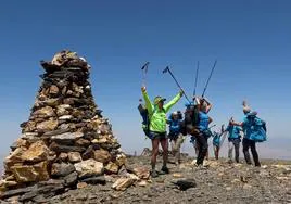 Los expedicionarios celebran la conquista de una de las ocho cumbres que completaron en la Integral de Sierra Nevada.