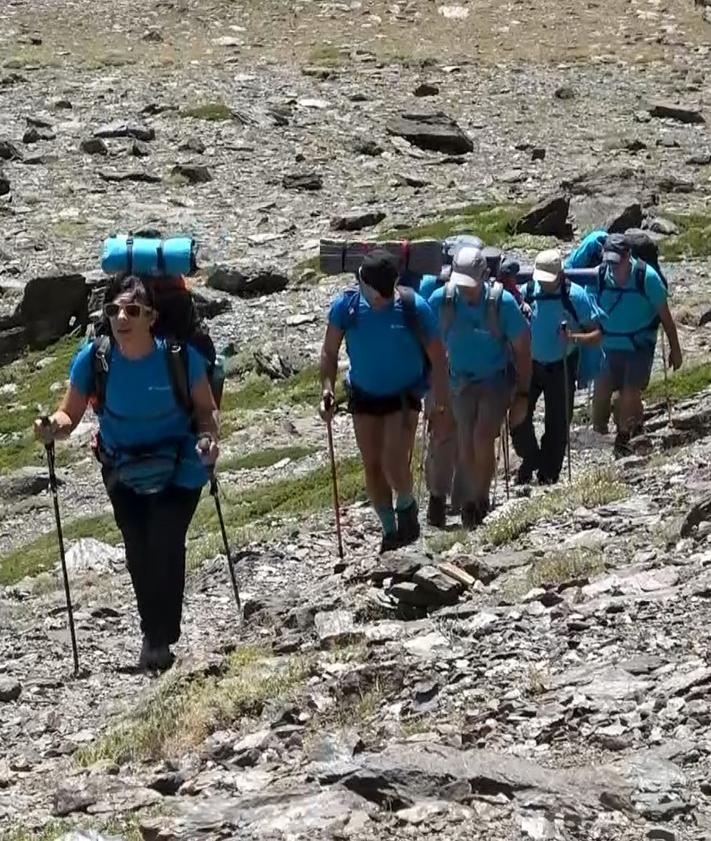 Imagen secundaria 2 - ILa expedición completó la Integral de Sierra Nevada en cuatro jornadas. 