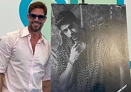 William Levy tras firmar su fotografía en el Patio de Luces.