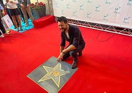 Álvaro Morte posa con su estrella en el Paseo de la Fama.