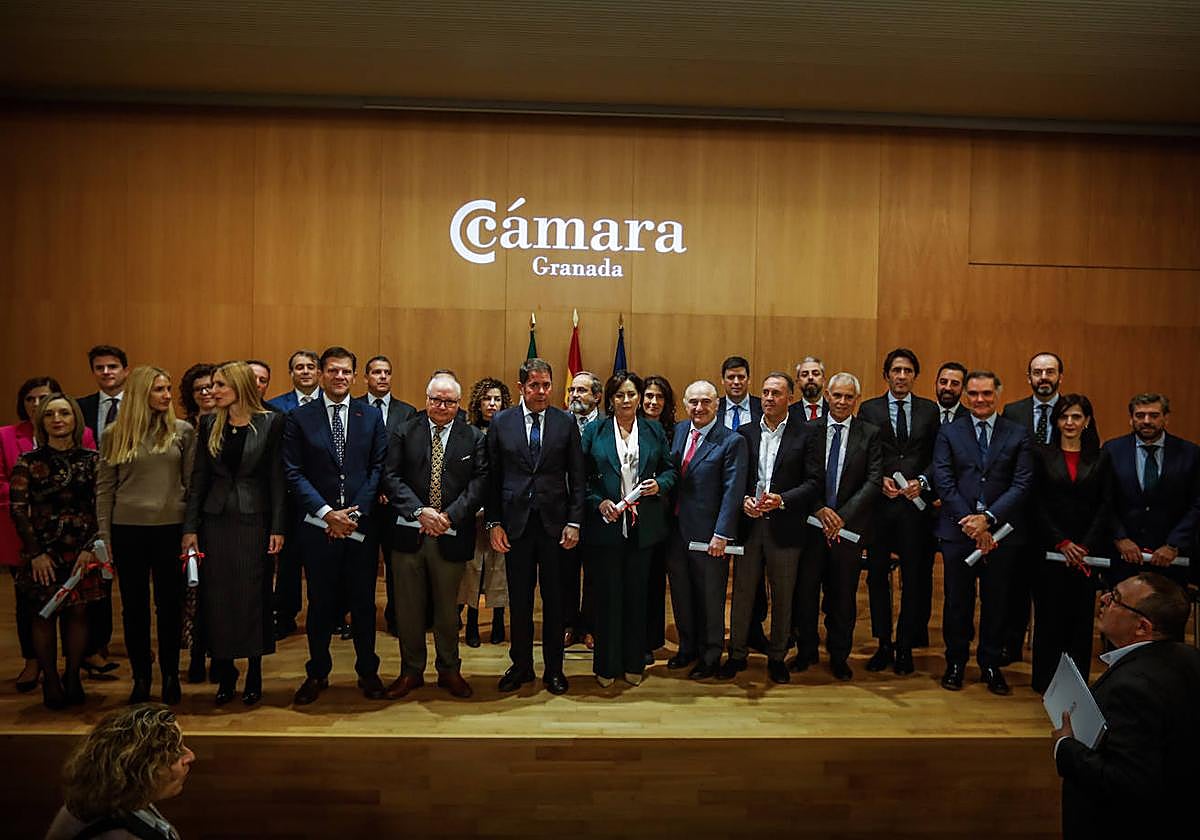 Cuerva arropado por el pleno de la Cámara.