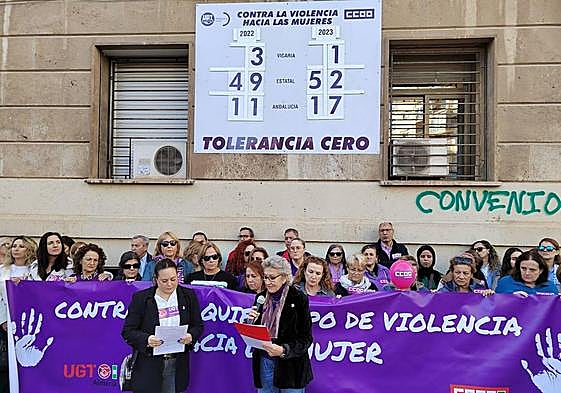Concentración contra la violencia hacia las mujeres frente al edificio sindical.
