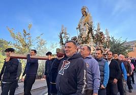 Momento de la procesión, camino del cerro, a primera hora de la mañana.