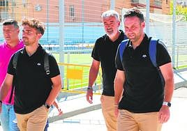 Pedro Bolaño, en primer plano, junto al resto del cuerpo técnico, antes de la salida de Óscar Fernández.