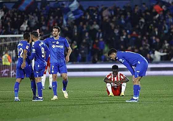 Baba, postrado en el césped, lamenta la derrota, mientras el Getafe celebra.