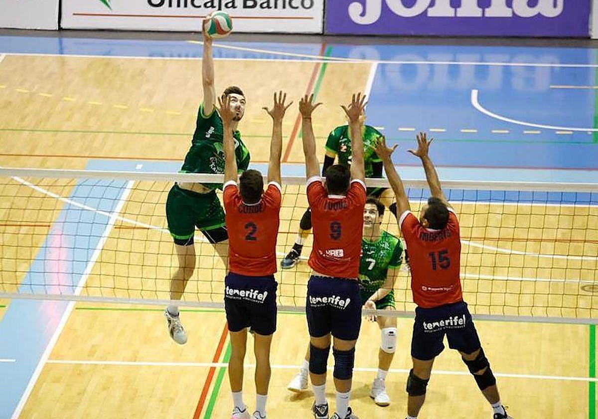 Matt Neaves remata desde el cielo para superar a Conde, Duque y Roberts.