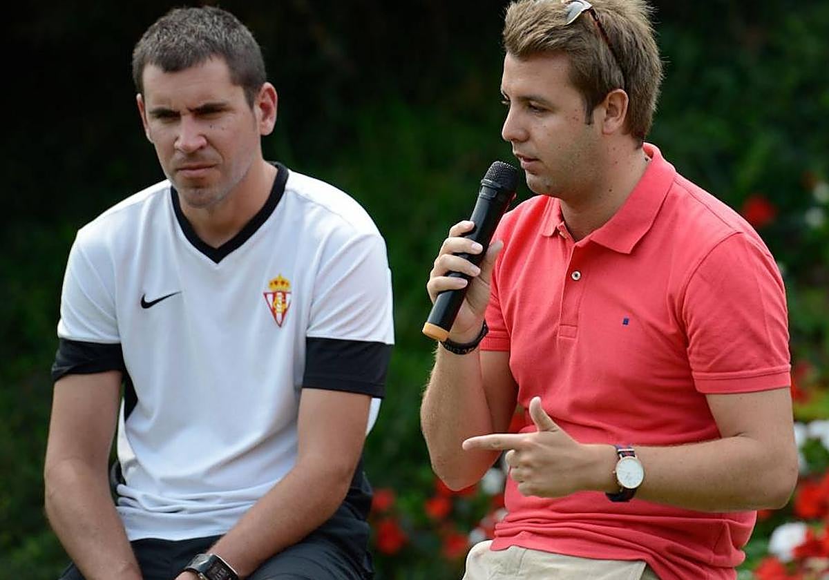 Javier Alonso, a la derecha, durante un campus en Gijón hace unos años.