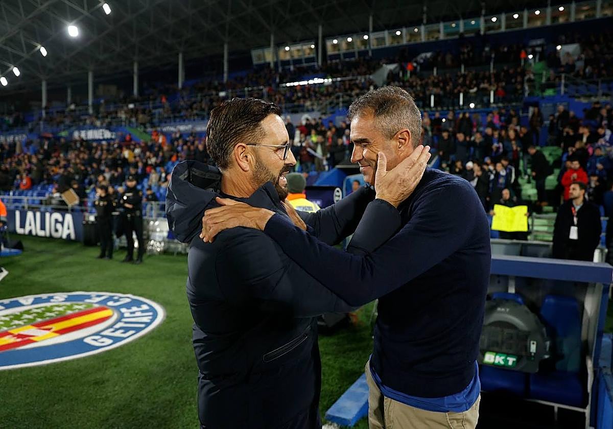 Gaizka Garitano saluda a José Bordalás antes del inicio del partido entre sus equipos.