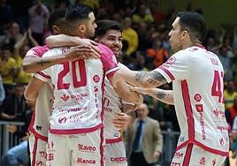 El albaceteño Chino celebra uno de sus goles junto a sus compañeros.