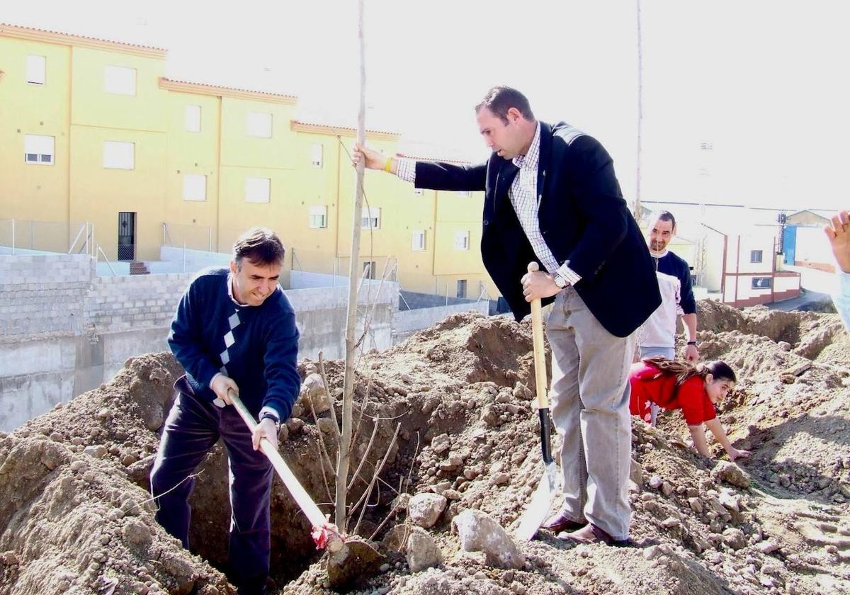 El actual ministro Ángel Víctor Torres planta un árbol en Jun, en el año 2006.