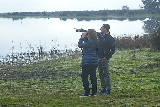 Teresa Ribera y Juanma Moreno, ayer en el Parque Nacional de Doñana.