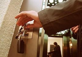 Un vecino, accediendo al portal de un edificio.
