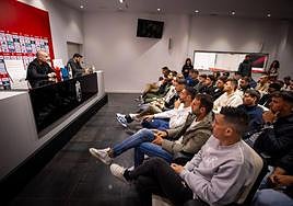 Los futbolistas escuchan a Paco López.