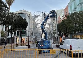 Operarios colocando este lunes la iluminación navideña de Roldán y Marín.