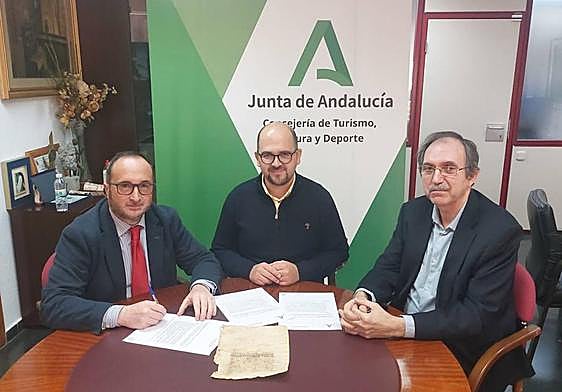El delegado José Ayala entrega el pergamino al alcalde, Pascual Manjón.