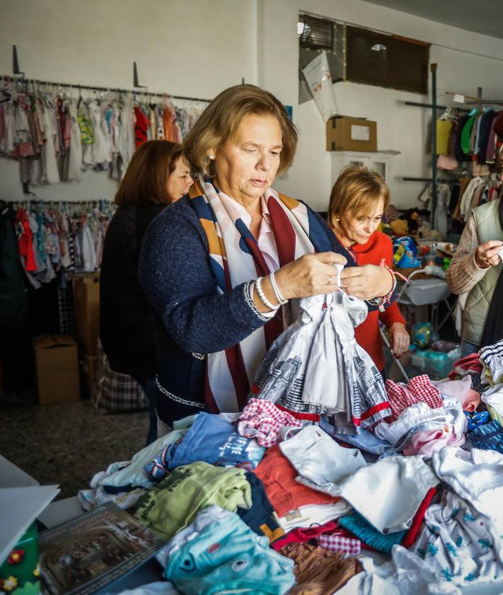 Imagen secundaria 2 - Las treinta voluntarias limpian, cosen y preparan las canastas para la llegada de los nuevos bebés.