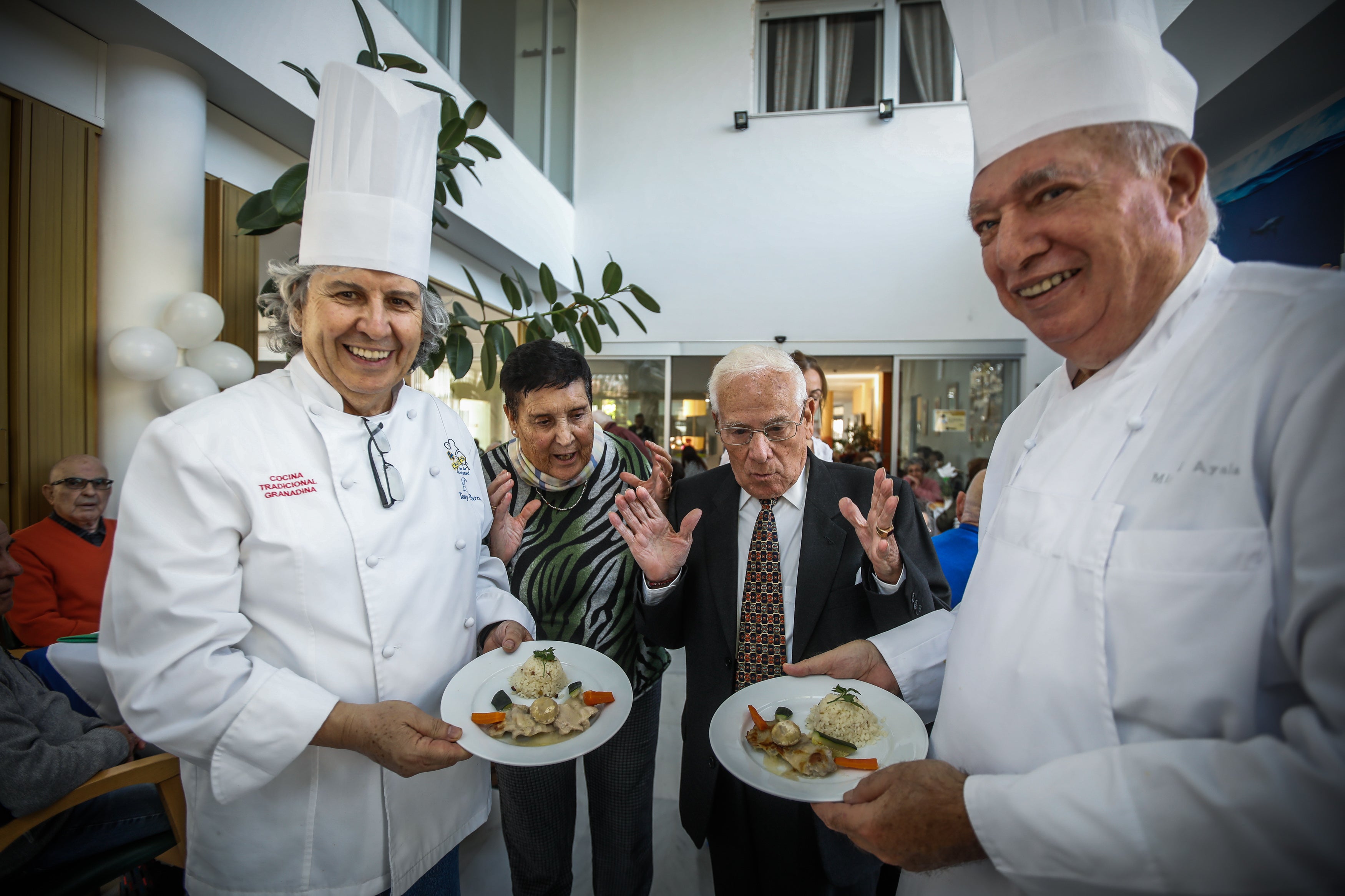 Antonia y Luis, sorprendidos ante la alta cocina de Tony y Miguel.