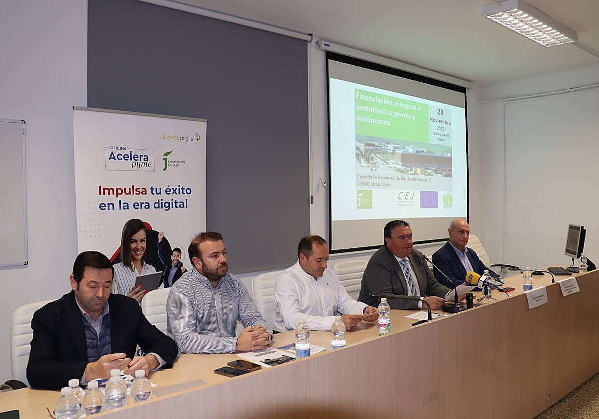 Intervención de Bartolomé González en la inauguración de la jornada, junto a Juan Ruiz y José Luis Hidalgo.