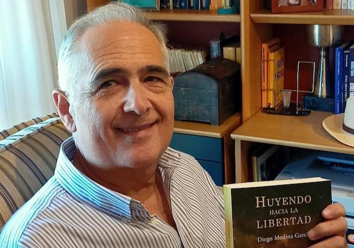 Diego Medina García, autor de 'Huyendo hacia la libertad', con su obra.