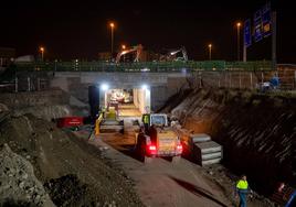 Las máquinas hincan el cajón de hormigón debajo de la autovía en la noche del martes.