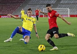 Dani se dispone a golpear el balón ante Iván Alejo.