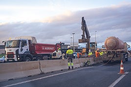 Labores de reparación en la GR-30.
