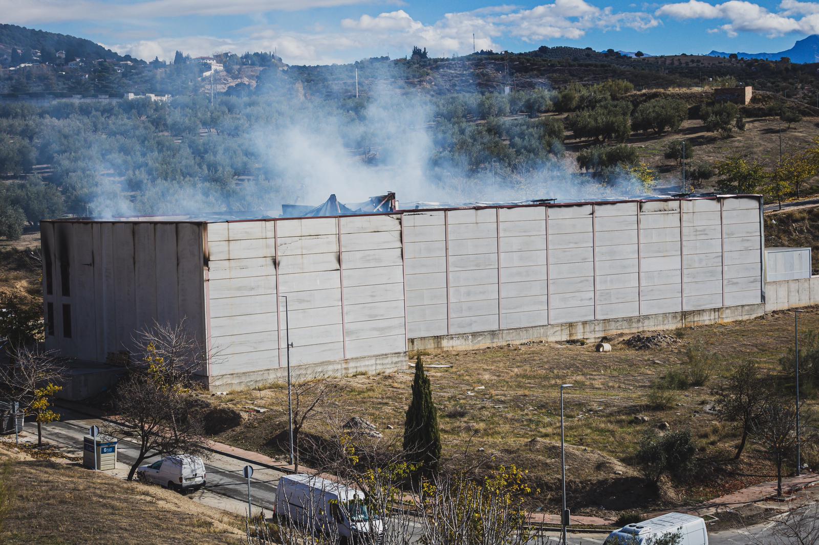 El incendio de la panadería de Alfacar, en imágenes