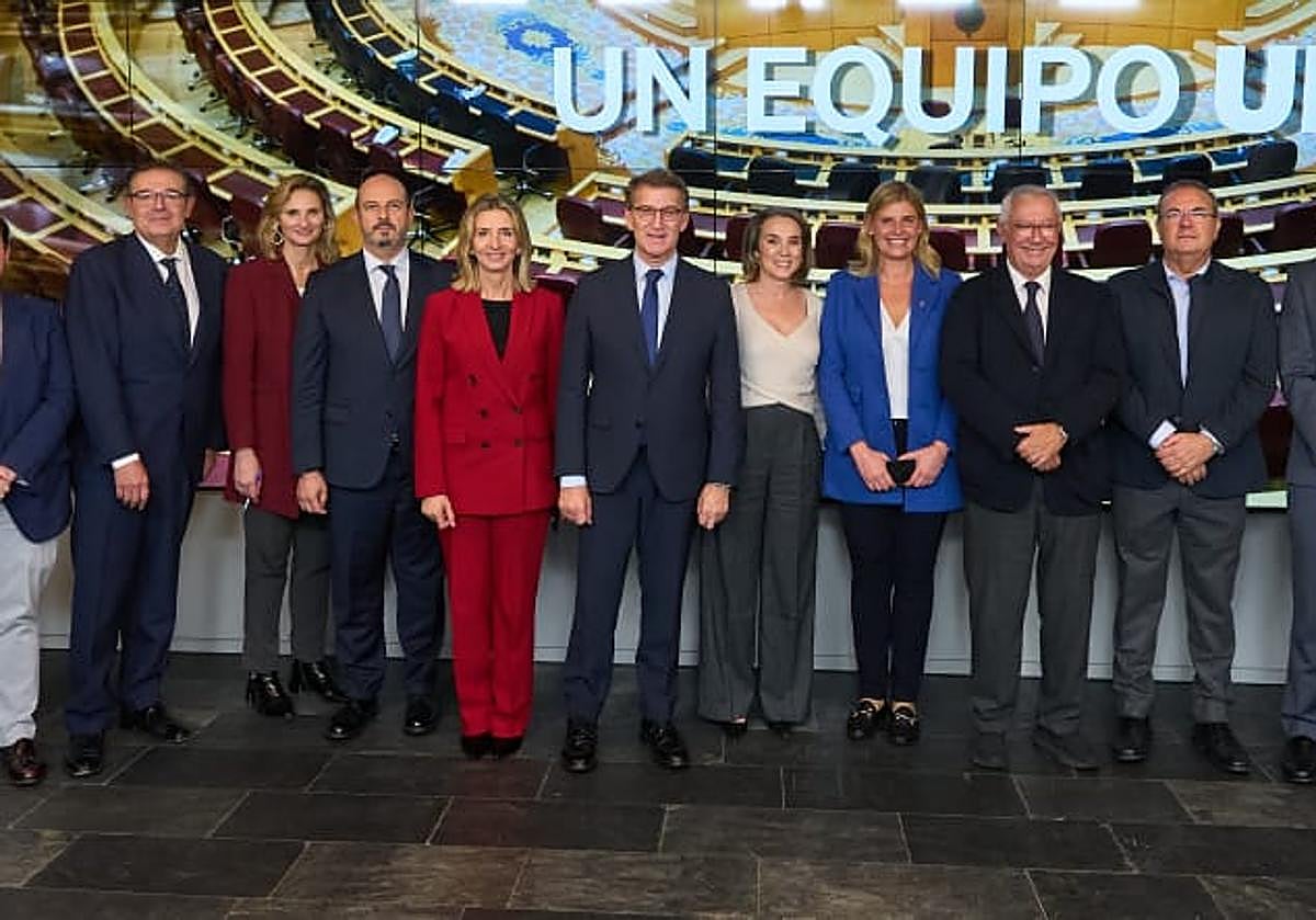 Inmaculada Hernández, tercera por la derecha, con Alberto Núñez Feijóo y otros cargos populares.