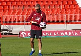 Gaizka Garitano observa el reloj controlando el tiempo para los ejercicios en la sesión de ayer.