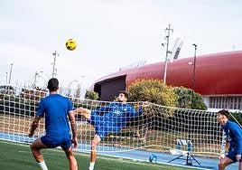 Édgar González, que fuera jugador del Real Betis, golpea el balón en un partido de fútbol-voley en la sesión de este viernes.
