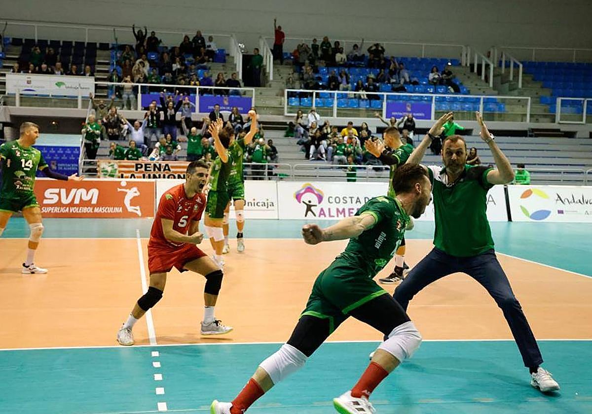 Carreño se echa manos a la cabeza tras el 'vuelo' de un estelar Fran Ruiz que cerró el partido.