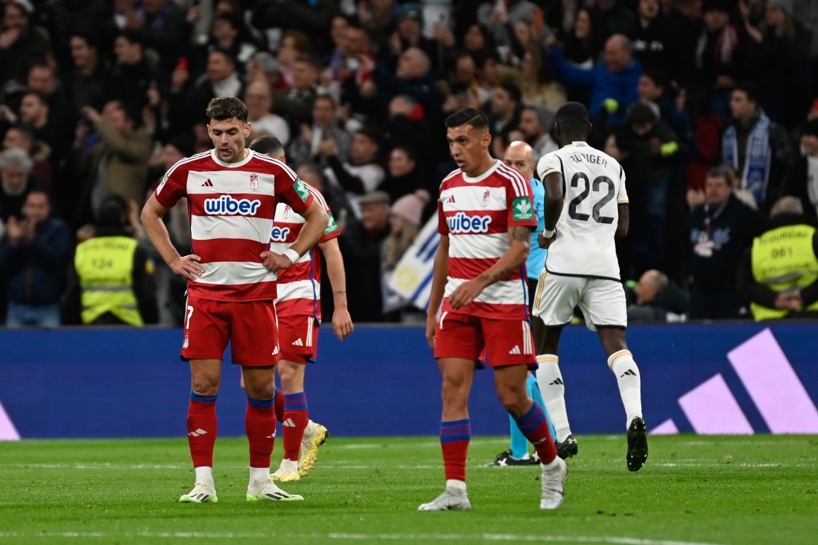 Las imágenes del Real Madrid-Granada a pie de campo