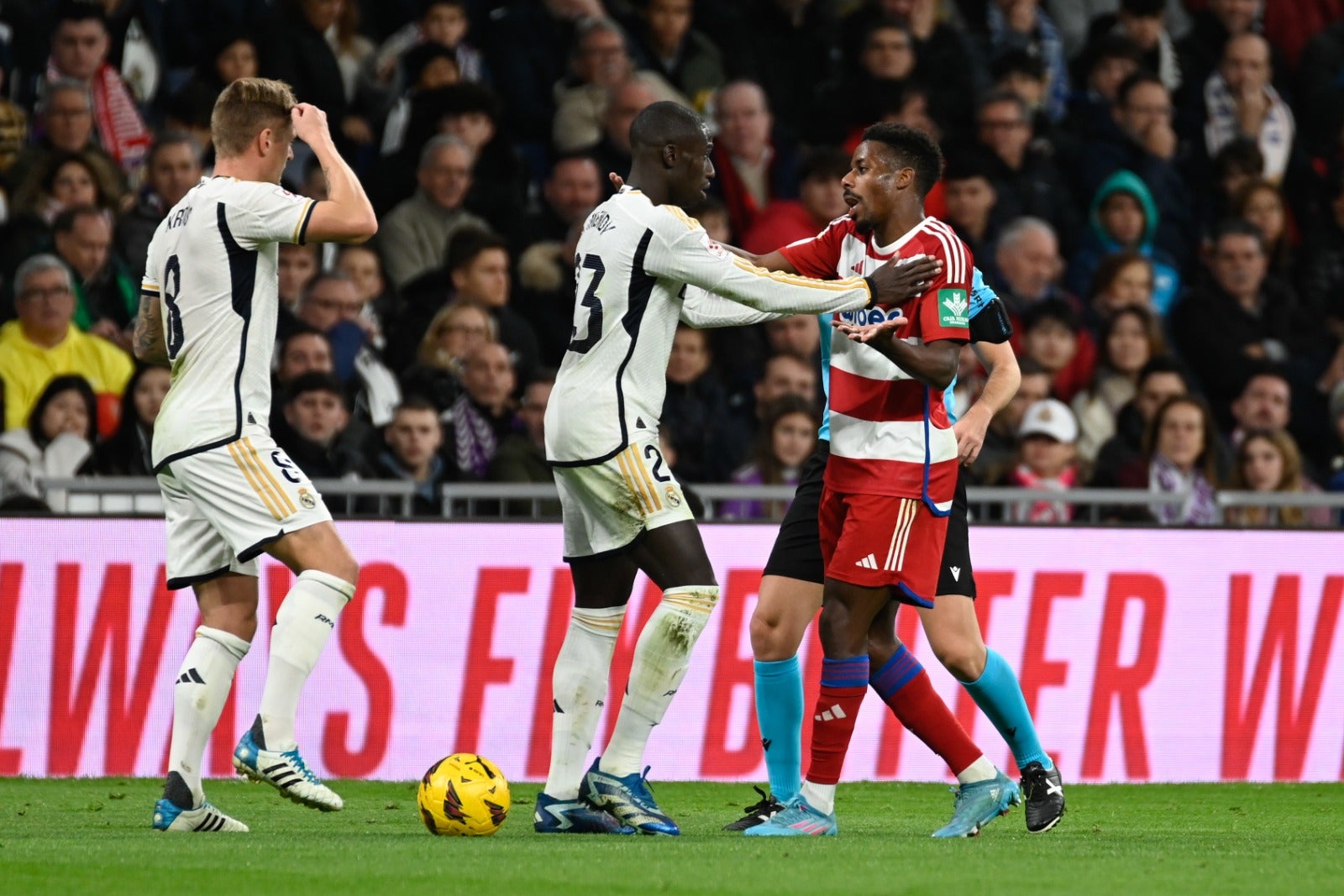 Las imágenes del Real Madrid-Granada a pie de campo