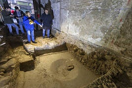 Loreto Gallegos muestra la almazara hallada en las calle Molinos, en el Realejo.