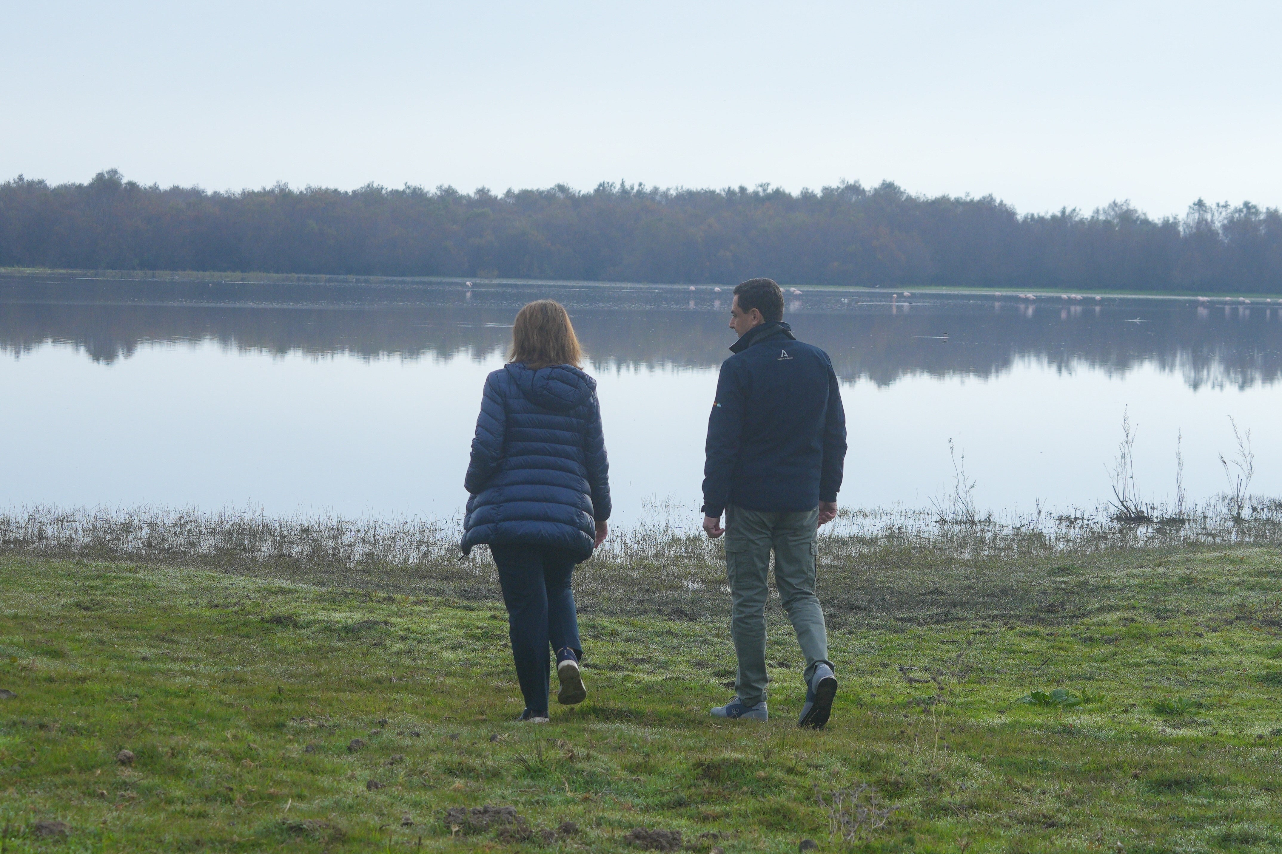 Teresa Ribera y Juanma Moreno, el pasado lunes en el Parque Nacional de Doñana.