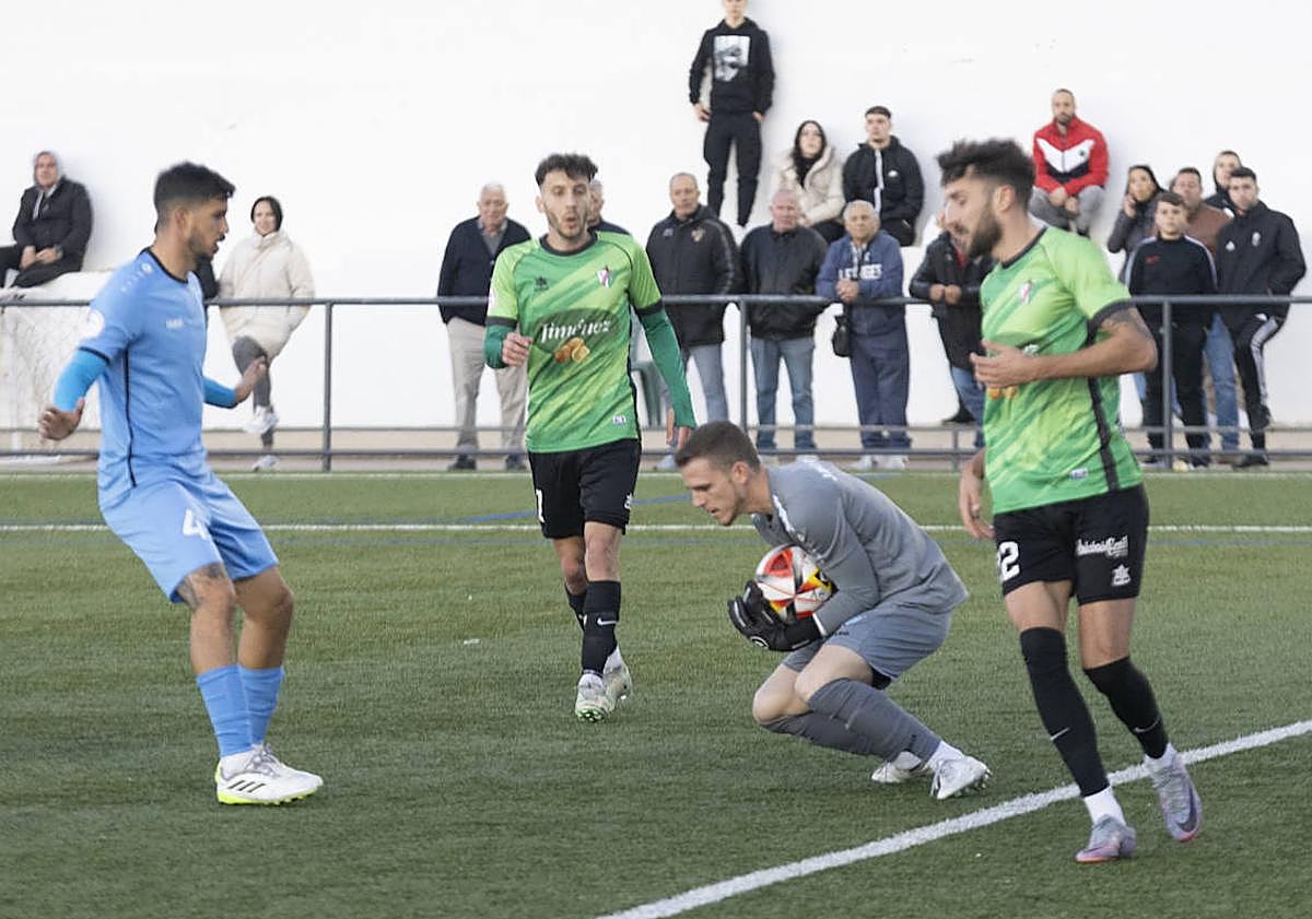 Imagen principal - El Huétor Vega compitió en busca del empate.