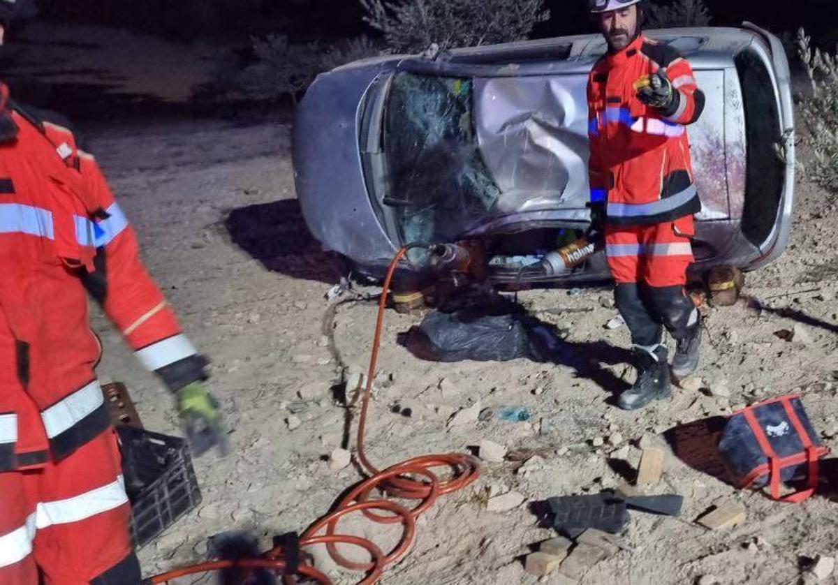 Bomberos tras el rescate del hombre atrapado en un vehículo en Pedro Martínez.