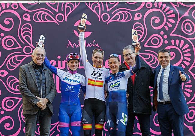 Mavi García con el maillot de campeona de España.