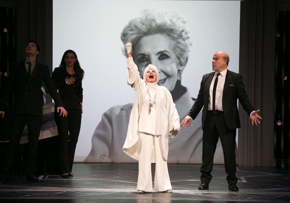 Concha Velasco y Antonio Resines en una escena de 'El funeral' en el teatro Isabel la Católica en mayo de 2018.