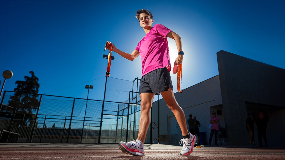 María Pérez marcha mientras luce sus dos medallas de oro como bicampeona del mundo en el Estadio de la Juventud.