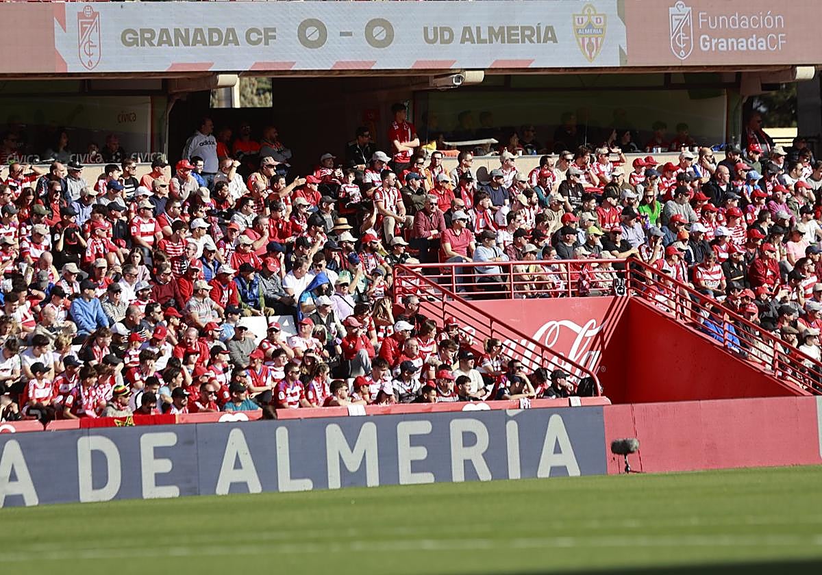 Encuéntrate en la grada en el partido entre Granada y Almería
