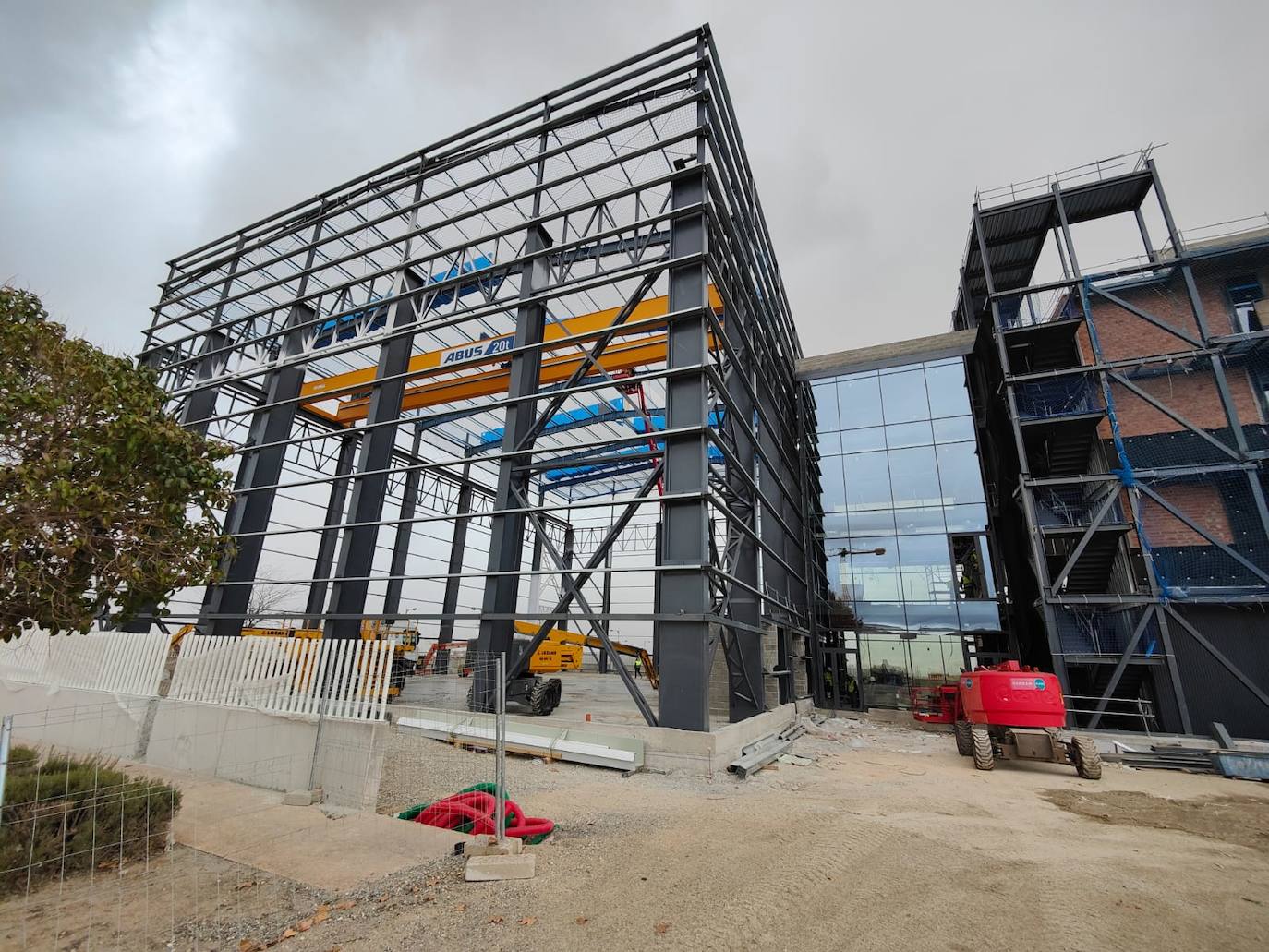 El primero de los edificios en la Citai de Escúzar, el centro de investigación UGR-Dones, está muy avanzado.