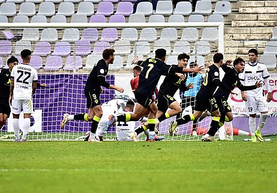 El Almería B celebra su tanto.