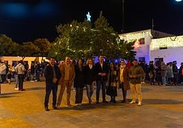 Cientos de vecinos reciben la Navidad en San Isidro con el encendido del alumbrado y una 'zambombada' flamenca