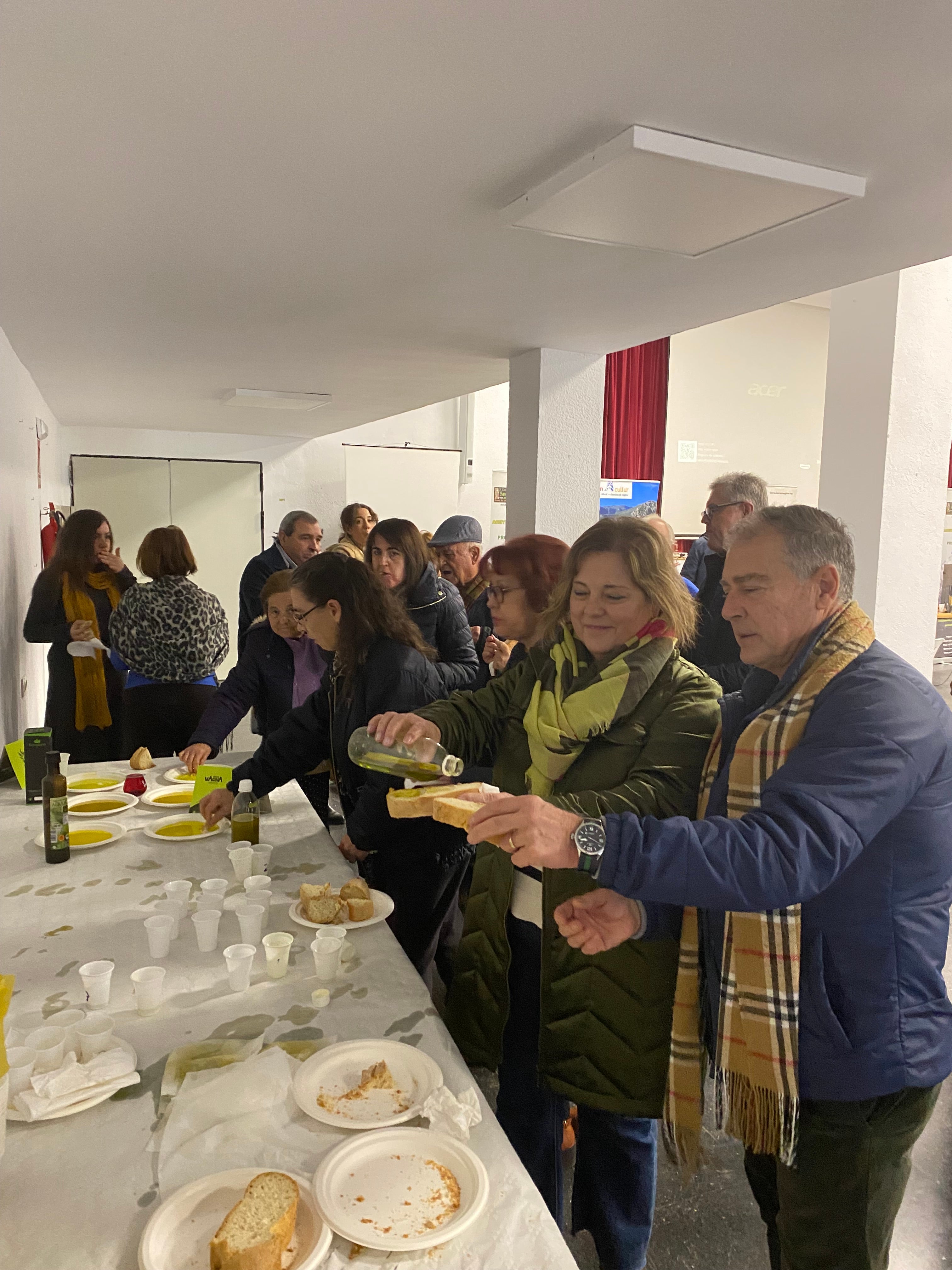 Cata y desgustación de aceite de las cooperativas de Albanchez de Mágina.