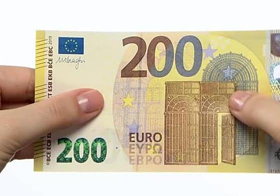Un experto advierte cómo detectar los billetes de euro falsos.
